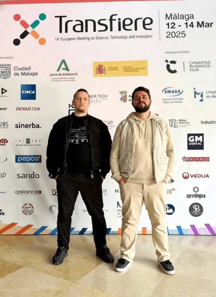 Equipo de ArvaldLab trabajando en el laboratorio de impresión 3D